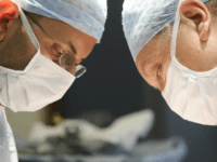 GettyImages-71204792 BIRMINGHAM, UNITED KINGDOM - JUNE 09: The kidney of Tracey Playfair is implanted in the groin area of her sister by Consultant Surgeon Andrew Ready and his team during a live donor kidney transplant at The Queen Elizabeth Hospital Birmingham on June 9, 2006, in Birmingham, England. Kidney failure patient …