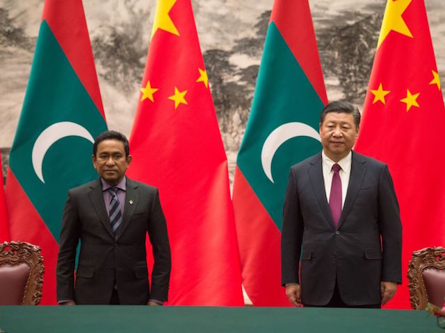 Maldives' President Abdulla Yameen (L) stands with China's President Xi Jinping