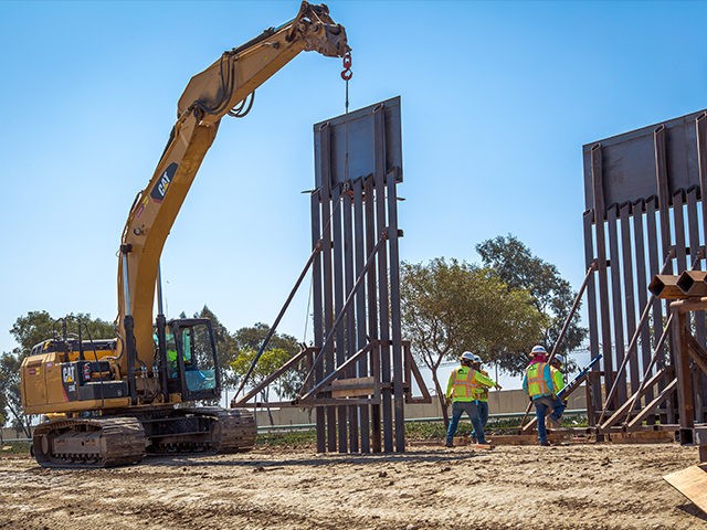 Construction workers putting up new wall at the border located at the Chula Vista Area of Responsibility, California, on June 19, 2018. Seen here is the placement of a new border wall panel. Photo by: Tim Tucciarone/Flickr