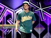 brunomarsgiving1 LOS ANGELES, CA - DECEMBER 02: Singer Bruno Mars performs onstage during 102.7 KIIS FM's Jingle Ball 2016 presented by Capital One at Staples Center on December 2, 2016 in Los Angeles, California. (Photo by Kevin Winter/Getty Images for iHeartMedia)