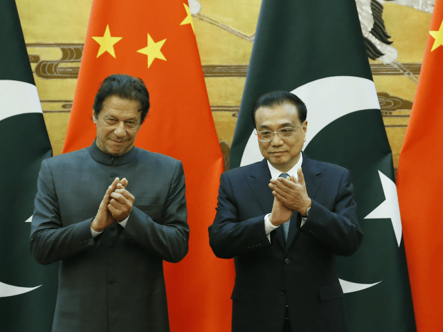 Pakistani Prime Minister Imran Khan (L) and China's Premier Li Keqiang attend a signing ce