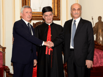 Christian Lebanese Forces Party Leader Samir Geagea (R) meets with Lebanese Marada Christian party leader Suleiman Frangieh under the supervision of Lebanese Maronite Patriarch Mar Bechara Boutros al-Rahi (C) in Bkerke, north of Beirut, on November 14, 2018. - Two rival Christian leaders in Lebanon, Sleiman Frangieh and Samir Geagea, …