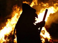 Ein Maskentraeger im Kostuem der "Offenburger Hexen" tanzt am Dienstag, 24.Februar 2009, vor einer brennenden Strohpuppe in Offenburg. Mit dem traditionellen Abbrennen einer Strohpuppe wird das Ende des Strassenkarnevals gefeiert. (AP Photo/Thomas Kienzle)--------A reveler wearing a witch costume dances in front of a burning straw muppet in Offenburg, southwestern Germany, …