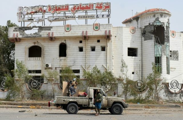Yemen rebels battle to slow loyalist advance in key port city