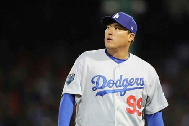 Korean pitcher Ryu accepts Dodgers' qualifying offer