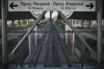 Thousands march, disrupt transport in Greek strike