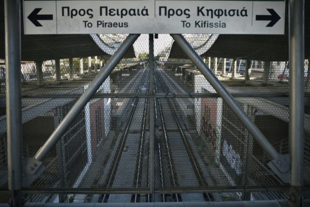 Thousands march, disrupt transport in Greek strike