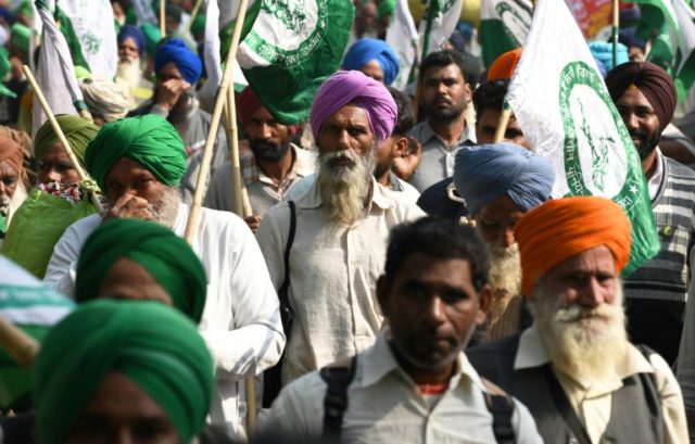Desperate Indian farmers march on parliament