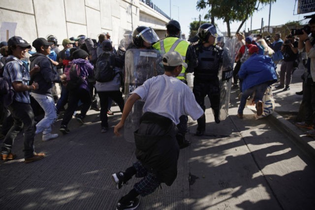 San Diego Port of Entry Shut Down as Migrants Rush Border Chanting ‘Yes We Can’ D2349d_central-america-migrant-caravan-27679-migrants-break-line-police-as-run-640x427