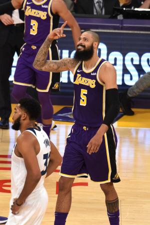 Tyson Chandler swats Trae Young for Lakers win
