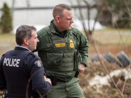 Border Patrol agent speaks with Royal Canadian Mounted Police officer near U.S.-Canada border. (File Photo: GEOFF ROBINS/AFP/Getty Images)