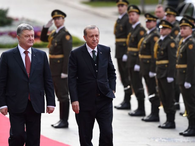 Ukrainian President Petro Poroshenko (L) welcomes his Turkish counterpart Recep Tayyip Erd
