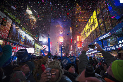 Reevelers cheers under falling confetti at the stroke of midnight during the New Year's Eve celebrations in Times Square, Wednesday, Jan. 1, 2014, in New York. (AP Photo/John Minchillo)