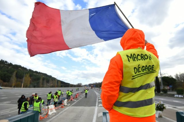 Macron to meet unions, address nation seeking to end 'yellow vest' crisis
