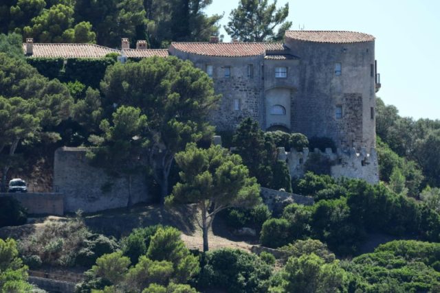 'Yellow vest' protesters target Macron's vacation hideaway