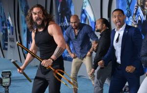 Jason Momoa crashes couple's wedding pics in Hawaii