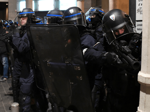 French Police Deploy Rifles With Live Ammo To Yellow Vest