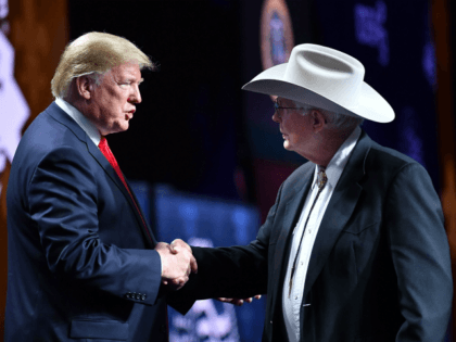 US President Donald Trump shakes hands with Arizona farmer Jim Chilton during the annual American Farm Bureau Federation convention in the Ernest N. Morial Convention Center in New Orleans, Louisiana on January 14, 2019. (Photo by MANDEL NGAN / AFP) (Photo credit should read MANDEL NGAN/AFP/Getty Images)