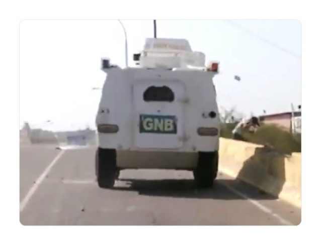 venezuela-tank-attempt-run-over-journali