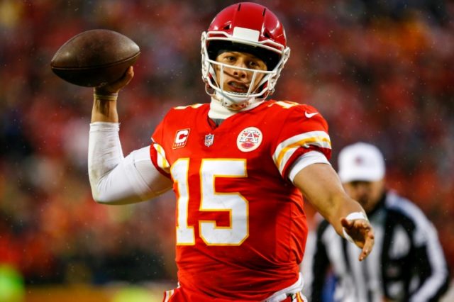 Chiefs roll past Colts to advance in NFL playoffs