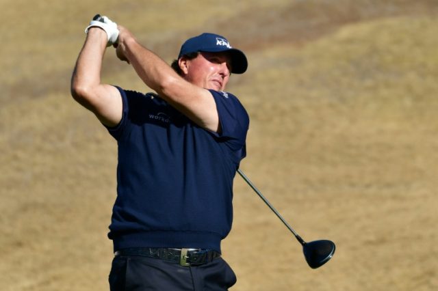 Mickelson maintains two-shot lead in Desert Classic