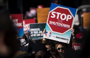24dba4_shutdown-protest-trump-signs-promising-pay-furloughed-federal-workers.jpg