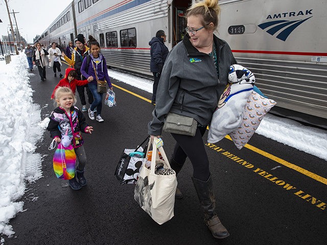 Jordyn Hooper, right, and her four-year-old daughter Quinn Hooper, left, join other passen