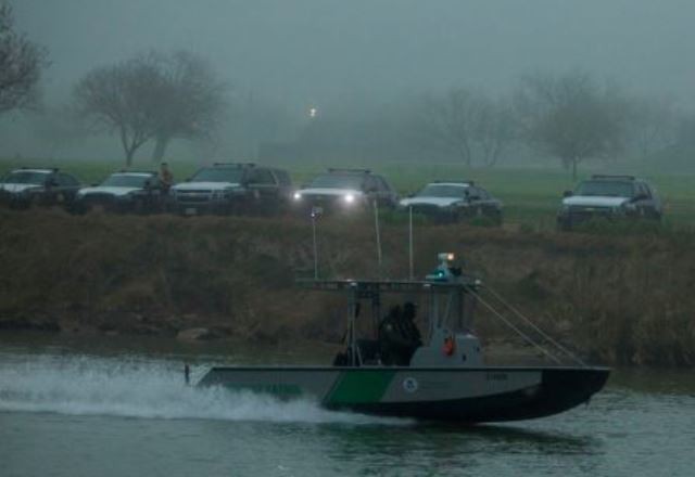 DPS troopers and Border Patrol agents team up to secure the border near Eagle Pass, Texas. (Photo: JULIO CESAR AGUILAR/AFP/Getty Images)