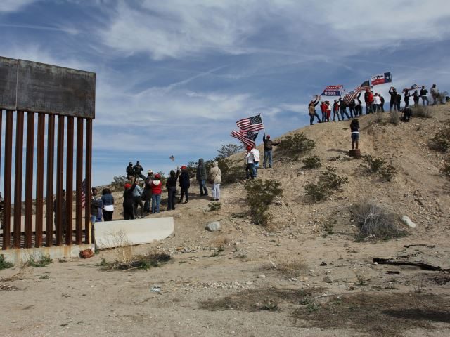 Border-security advocates form a "human wall" at an unsecured section of the New Mexico/Mexico border. (Photo: HERIKA MARTINEZ/AFP/Getty Images)