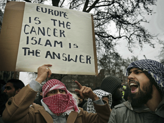 LONDEN - FEBRUARI 03: Moslimdemonstranten houden spandoeken bij de Deense ambassade op 3 februari 2006 in Londen. Britse moslims hebben krantencartoons veroordeeld die voor het eerst in een Deense krant verschenen, waarvan sommige de profeet Mohammed weergeven met een tulband in de vorm van een bom. De tekenfilms hebben wereldwijd geleid ...