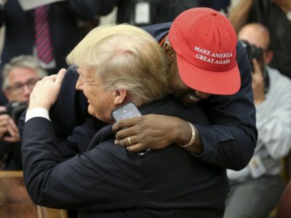 Kanye West hugs Trump (Oliver Ontreras - Pool / Getty)
