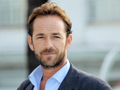 Actor Luke Perry poses during the TV series photocall 'Goodnight for Justice' during the 26th edition of the five-day MIPCOM, on October 5, 2010 in Cannes. Thousands of TV content buyers are due to attend this year's international audiovisual entertainment trade show. AFP PHOTO / VALERY HACHE (Photo credit should …