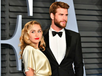 BEVERLY HILLS, CA - MARCH 04: Miley Cyrus (L) and Liam Hemsworth attend the 2018 Vanity Fair Oscar Party hosted by Radhika Jones at Wallis Annenberg Center for the Performing Arts on March 4, 2018 in Beverly Hills, California. (Photo by Dia Dipasupil/Getty Images)
