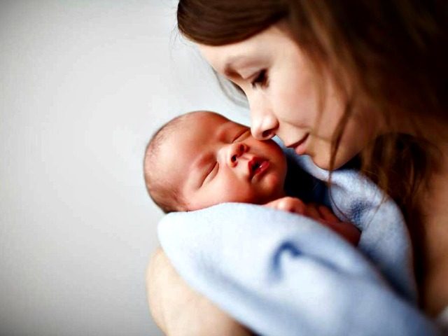 newborn-baby-woman-holding