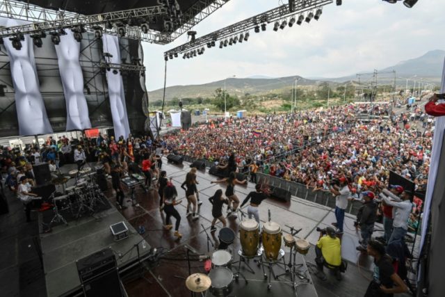 Pro-Maduro concert begins at Colombian border