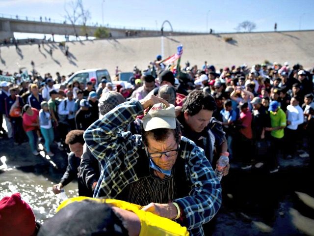 Migrants Crossing Ramon EspinosaAP