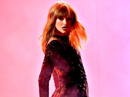 LOS ANGELES, CA - OCTOBER 09: Taylor Swift performs onstage during the 2018 American Music Awards at Microsoft Theater on October 9, 2018 in Los Angeles, California. (Photo by Kevin Winter/Getty Images For dcp)