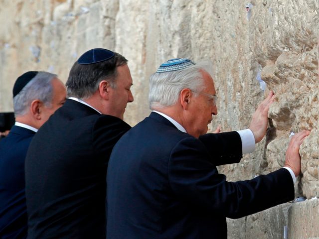 (L to R) Israeli Prime Minister Benjamin Netanyahu, US Secretary of State Mike Pompeo, and