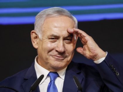 Benjamin Netanyahu victory salute (Thomas Coex / Getty)