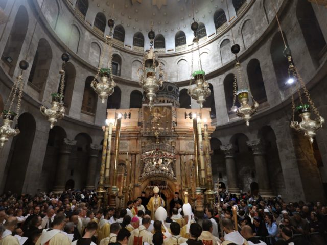 Apostolic Administrator of the Latin Patriarch of Jerusalem, Pierbattista Pizaballa (C), l