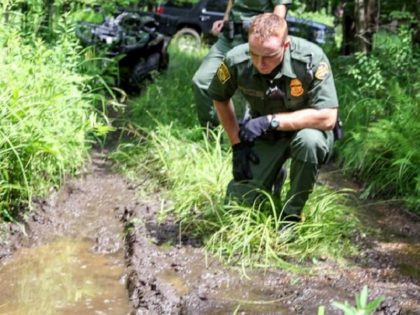 Swanton Sector Border Patrol agents track illegal aliens who illegally crossed the border from Canada into the U.S. (Photo: U.S. Border Patrol/Swanton Sector)