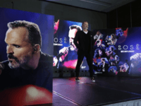 El cantautor español Miguel Bosé presenta su álbum "Bosé MTV Unplugged" durante una conferencia de prensa en la Ciudad de México el miércoles 12 de octubre de 2016. (Foto AP/Marco Ugarte)