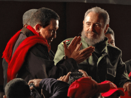 Cuban President Fidel Castro (R) looks at his Venezuelan counterpart Hugo Chavez who claps his hands at the closing ceremony of the Alternative People' s Summit in Cordoba, Argentina, 21 July 2006. The Presidents were in Argentina to participate of the XXX Mercosur Summit. AFP PHOTO/Pablo PORCIUNCULA / AFP / …