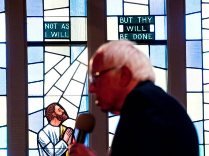 Democratic presidential candidate Bernie Sanders speaks at the Allen Temple Baptist Church in Oakland, California on May 30, 2016. / AFP / JOSH EDELSON (Photo credit should read JOSH EDELSON/AFP/Getty Images)