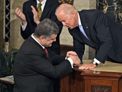 US Vice President Joe Biden (R) speaks with Ukrainian President Petro Poroshenko before he