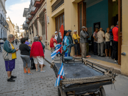 Cubans line up to buy food in Havana, on April 4, 2019. - A drastic reduction in the circulation of Cuban state newspapers this week, awaken the spectre of the 90s crisis, amid the shortage of basic goods, the bad news from Venezuela and the tightening of the US blockade. …