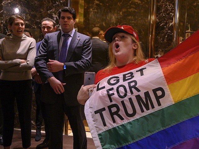 Trump suppoters protest as New York City Mayor Bill de Blasio speaks inside Trump Tower about the Green New Deal, serving notice to US President Donald Trump demanding more energy-efficient buildings, including Trump Tower, May 13, 2019 in New York. (Photo by Don Emmert / AFP) (Photo credit should read DON EMMERT/AFP/Getty Images)