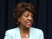 Το Maxine Waters επιτίθεται στο Trump ως «προδότης»,
