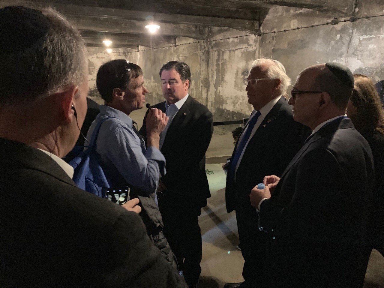 US delegation visits gas chamber at Auschwitz