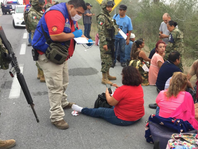 INSEGURIDAD TOTAL --> INTENTO de ASALTO CARRETERO de AUTOBUS en TAMAULIPAS DEJO 1 MUERTO y 16 HERIDOS... Passenger-Bus-2